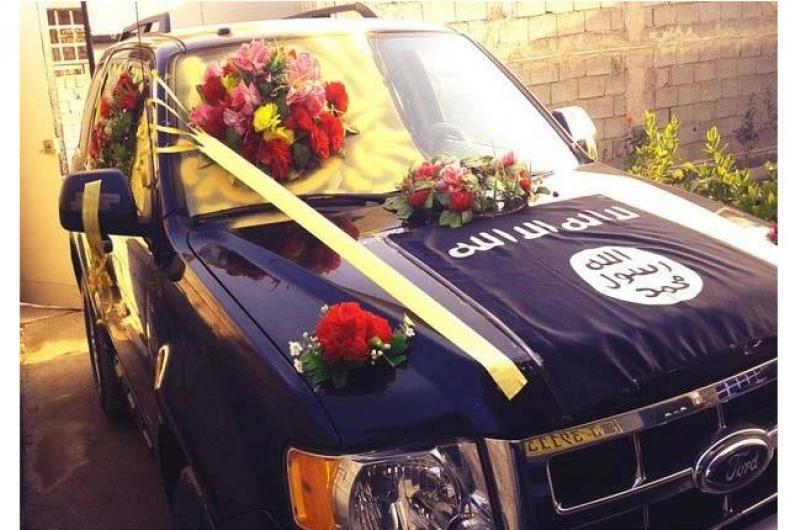 شاهد بالصورة .. سيارات زفاف "داعش" تغزو الإنترنت! 2 سيارات زفاف "داعش" تغزو الإنترنت