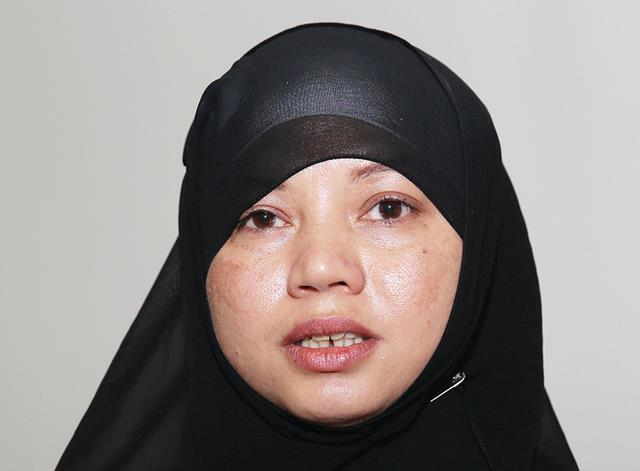 فتاة تعتنق الإسلام بسبب قلادة ذهبية وتغير اسمها إلى عائشة حجاب