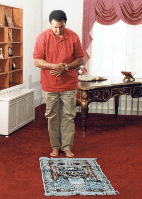 شاهد بالصور.. وزّع الكتب الإسلامية وخشي ألا يدخل الجنة.. اقرأ ما قاله الصديق المقرّب لمحمد علي حول أسطورة الملاكمة 2 محمد علي كلاي4