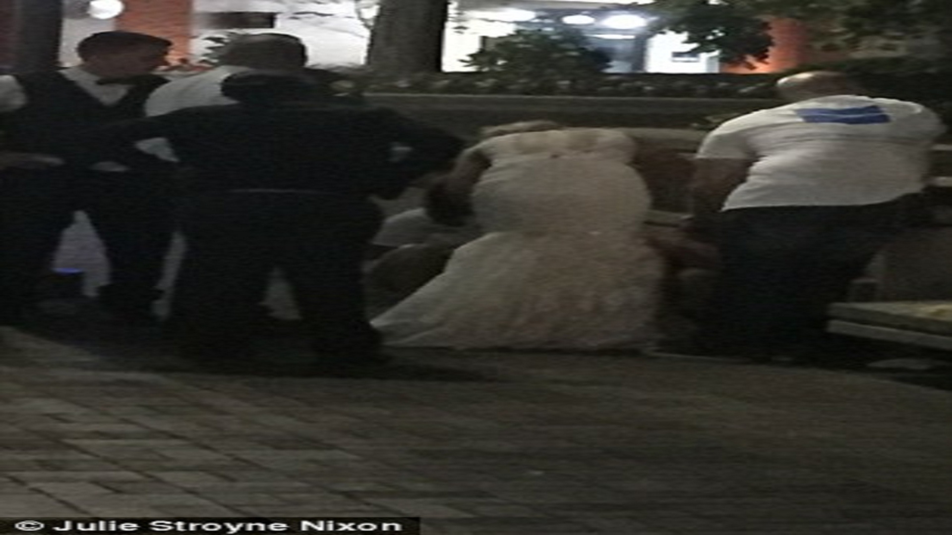 شاهد بالصورة.. ممرضة تتعامل مع حالة طوارئ بثوب زفافها 2 ممرضة تتعامل مع حالة طوارئ بثوب زفافها