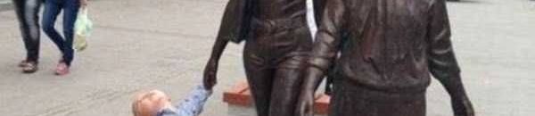 أطرف ردود أفعال الأطفال عند مشاهدة تماثيل بشرية4