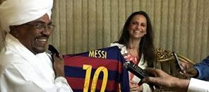 في أول تصريح عقب تسلمه قميص النجم الأرجنتيني..الرئيس البشير: "90 في المئة من الشعب السوداني يشجع البارسا" 10 البشير برشا