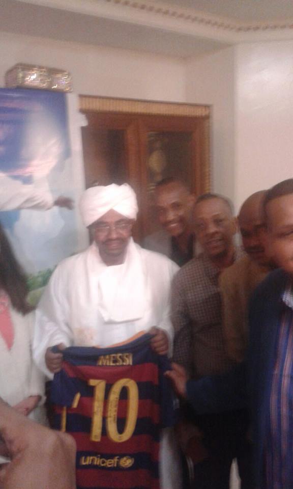 نادي برشلونة يهدي الرئيس السوداني قميص بتوقيع ميسي ونيمار %D8%A7%D9%84%D8%A8%D8%B4%D9%8A%D8%B1 %D8%A8%D8%B1%D8%B4%D9%84%D9%88%D9%86%D8%A91