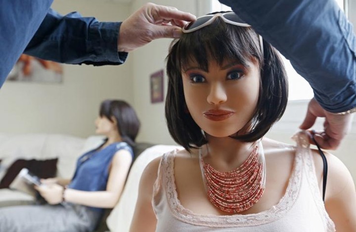 شاهد.. لقطات مخيفة لراكب طائرة يحجز كرسيا لدميته - النيلين