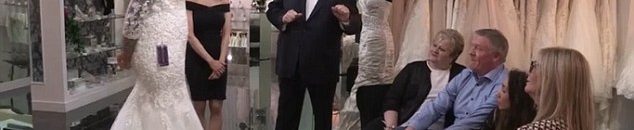 بالفيديو.. موقف غريب لوالد عريس أثناء رقص عروسه 10 رجل يكتشف سرا أخفته ابنته العروس لسنوات