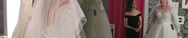 بسبب النقطة.. عروس توبخ صديقتها في حفل الزفاف 10 رجل يكتشف سرا أخفته ابنته العروس لسنوات2