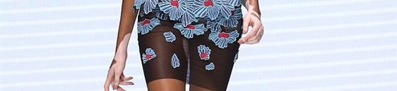 عارضة أزياء مريضة تخطف الأنظار في أسبوع الموضة بباريس