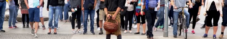 شاهد بالفيديو.. مليون مشاهدة لمسلم يجوب شوارع برلين على «بساط طائر» 10 مسلم يجوب شوارع برلين على «بساط طائر»