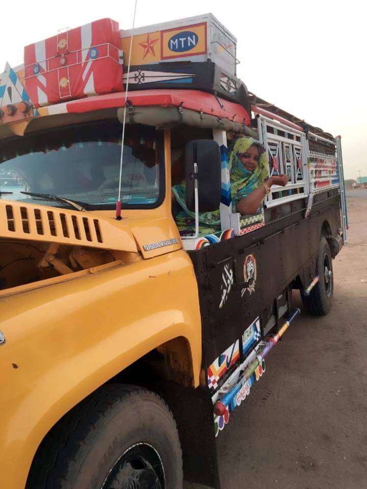 بالصور.. وفي تقليعة جديدة..الفنانة ندى القلعة تترك قيادة سيارتها ماركة "مرسيدس" وتقود "اللوري" بعبارة "المحروق يروق" 3 وفي تقليعة جديدة..الفنانة ندى القلعة تترك قيادة سيارتها ماركة "مرسيدس" وتقود "اللوري"