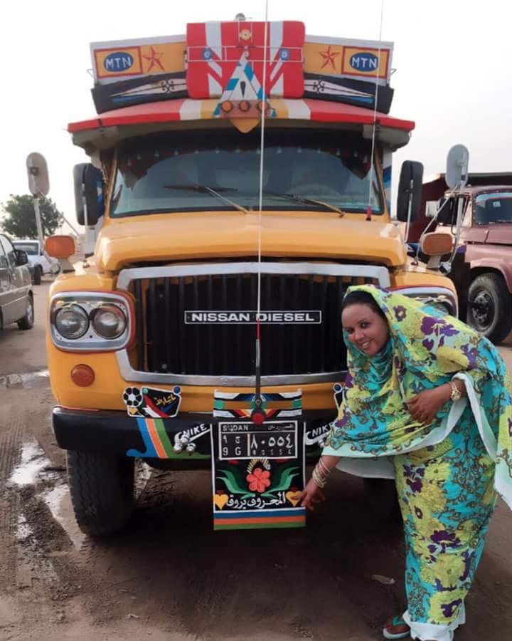 بالصور.. وفي تقليعة جديدة..الفنانة ندى القلعة تترك قيادة سيارتها ماركة "مرسيدس" وتقود "اللوري" بعبارة "المحروق يروق" 2 وفي تقليعة جديدة..الفنانة ندى القلعة تترك قيادة سيارتها ماركة "مرسيدس" وتقود "اللوري"