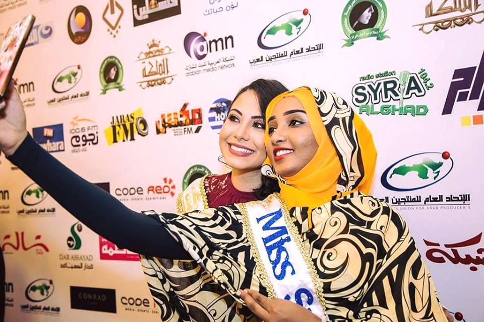 الملكة السودانية نضال النعيم تظهر أمام ملكات العرب "بحجابها" المشرف