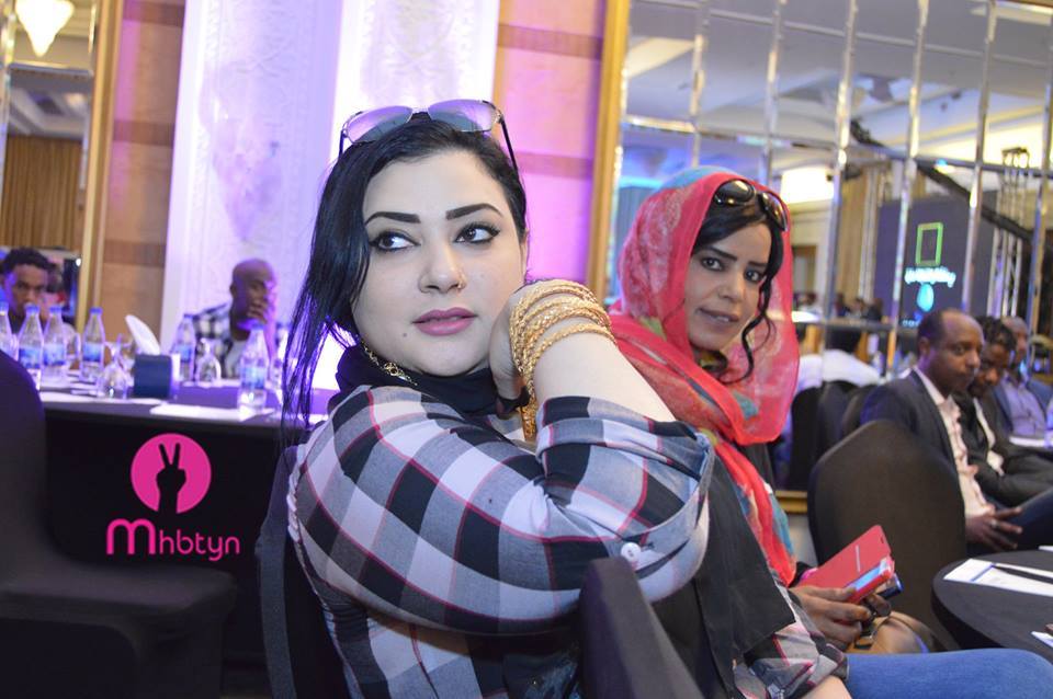 المطربة السودانية مونيكا روبرت تعود لخطف الأضواء 