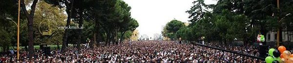 بالفيديو.. معتوه يقتحم صفوف المصلين ويعتدي على إمام مسجد أثناء صلاة الفجر 10 2 16 2