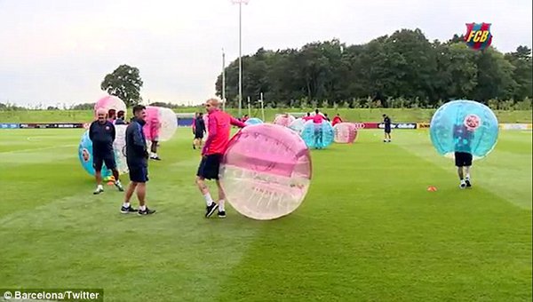 36B7436B00000578-3715457-Barca_stars_were_all_smiles_as_they_enjoyed_the_novel_game_at_St-m-27_1469832947804