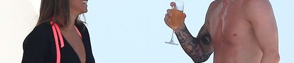 بالصور: ميسي ينسى الاعتزال والسجن بقضاء إجازة مع عائلته 14 PAY Lionel Messi and his wife Antonella Roccuzzo on holiday in Ibiza on a yacht