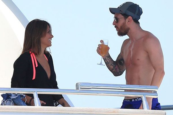 PAY Lionel Messi and his wife Antonella Roccuzzo on holiday in Ibiza on a yacht