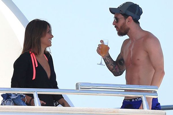 بالصور: ميسي ينسى الاعتزال والسجن بقضاء إجازة مع عائلته 1 PAY Lionel Messi and his wife Antonella Roccuzzo on holiday in Ibiza on a yacht