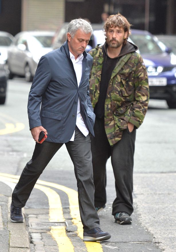 لماذا يصر مورينيو على الإقامة في الفنادق؟ 1 PAY pcs mourinho tramp 28p