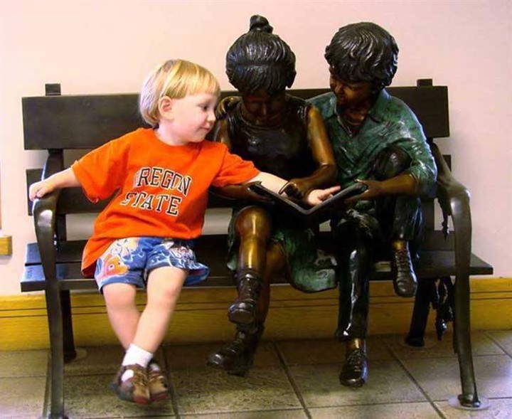 أطرف ردود أفعال الأطفال عند مشاهدة تماثيل بشرية1