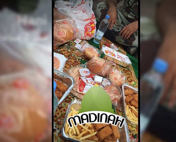 شاهد بالصورة .. الشهيد الصبحي شارك صورة إفطار لم يكمله أمس بجوار المسجد النبوي الشريف 2 الشهيد الصبحي شارك صورة إفطار لم يكمله