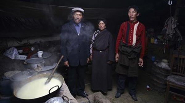 شاهد بالصور: المجتمعات التي تتزوّج فيها المرأة أكثر من رجل 3 المجتمعات التي تتزوّج فيها المرأة أكثر من رجل1