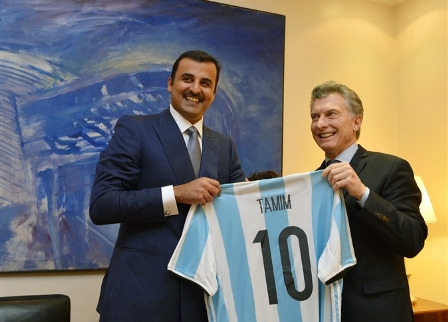 رئيس الأرجنتين يهدي أمير قطر قميص «التانجو رقم 10»يرتديه حالياً ميسي 1 تميم
