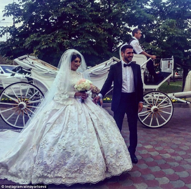 شاهد بالصور.. حفل زفاف أسطورى لمصممة أزياء روسية بموسكو 4 حفل زفاف أسطورى لمصممة أزياء روسية بموسكو3