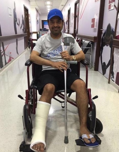 بعد حفلٍ فني بدبي .. “راشد الماجد” مكسور القدم على كرسيّ متحرك! + صورة 1 راشد الماجد