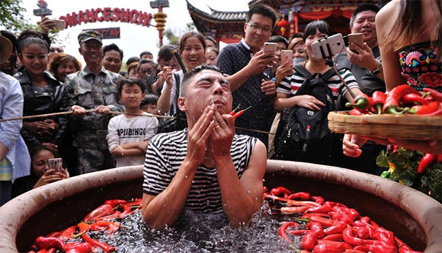 شاهد بالصور.. رجل يتناول 47 ثمرة فلفل حار في دقيقتين فقط 1 رجل يتناول 47 ثمرة فلفل حار في دقيقتين فقط