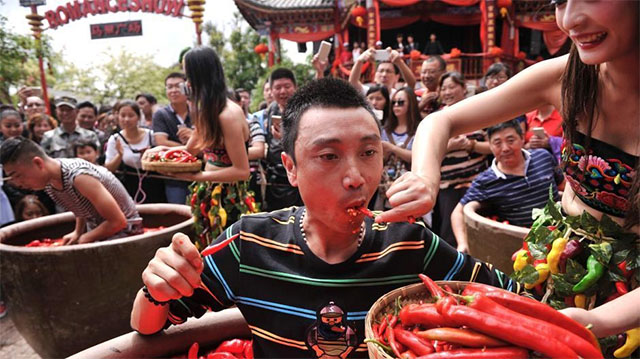 شاهد بالصور.. رجل يتناول 47 ثمرة فلفل حار في دقيقتين فقط 4 رجل يتناول 47 ثمرة فلفل حار في دقيقتين فقط3