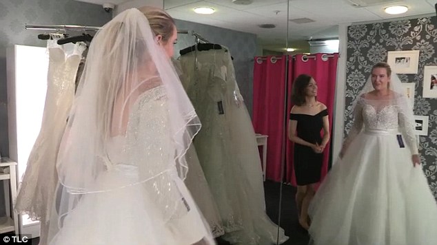 بالفيديو.. عروس تصيب زوجها بالصدمة أمام «المعازيم» 1 رجل يكتشف سرا أخفته ابنته العروس لسنوات2