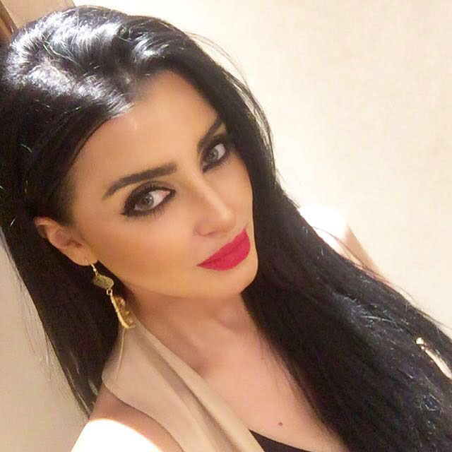 مذيعة تستغيث: «المكياج يتجمد على وجوهنا» 1 صورة تظهر جمال مذيعة «رامز بيلعب بالنار»