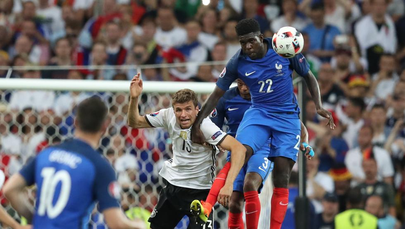 برشلونة يحسم صفقة أومتيتي الجديد 1 قلب الدفاع الفرنسي صمويل أومتيتي