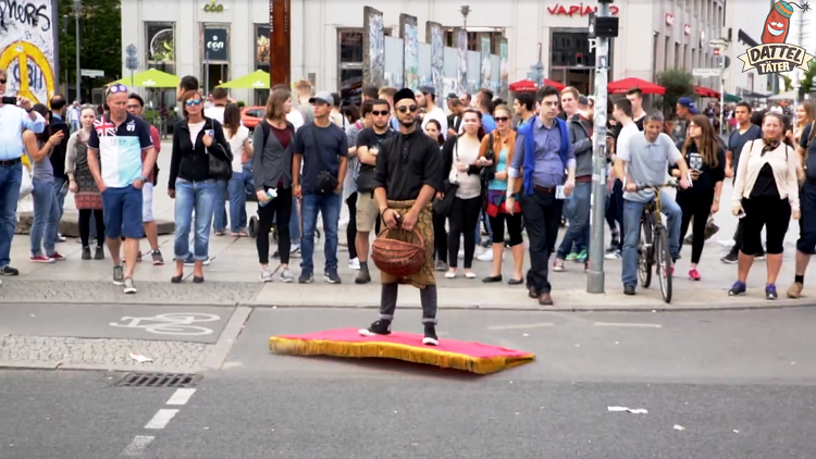 مسلم يجوب شوارع برلين على «بساط طائر»