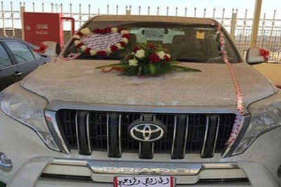معلمة سعودية تهدي زوجها فيلا وسيارة فارهة
