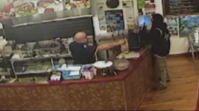 شاهد بالصورة .. نصف دقيقة رعب جعلت كبابجي مصري حديث الناس بأبعد دولة 2 نصف دقيقة رعب جعلت كبابجي مصري حديث الناس بأبعد دولة