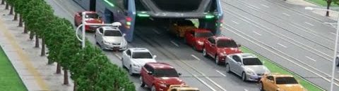 حافلة صينية مستقبلية تسير فوق السيارات