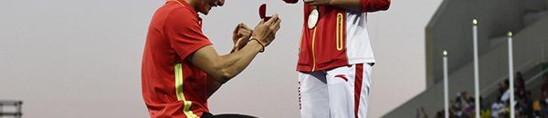 شاهد بالفيديو.. أشهر 5 عروض زواج خطفت أنظار العالم 10 خطوبة غطاسين من الصين على منصة التتويج في ريو