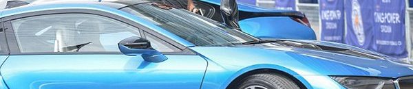 رئيس ليستر سيتي الإنجليزي يكافئ لاعبيه بـ19 سيارة فارهة