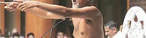 راهب يخطب عاريا بالهند