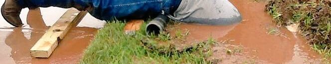 فيديو لا يصدق.. هكذا خاطر عامل بحياته لإنقاذ حياة أصدقائه! 10 عامل يصلح ماسورة مياه بطريقة غريبة