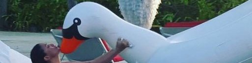 غادة عبد الرازق في حمام السباحة تشعل إنستغرام1