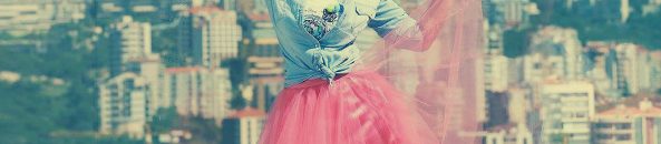 فتيات يُقلّدن سميرة سعيد في وقفتها وملابسها