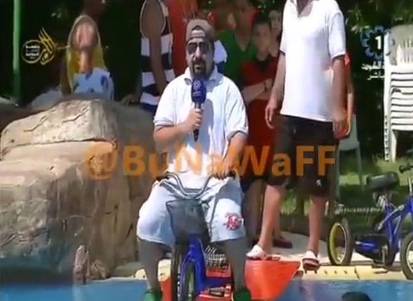 بالفيديو: مذيع كويتي يسقط في حوض سباحة على الهواء 1 123 50