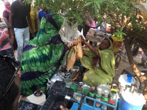 ندى القلعة في حملة دعم بائعات الشاي