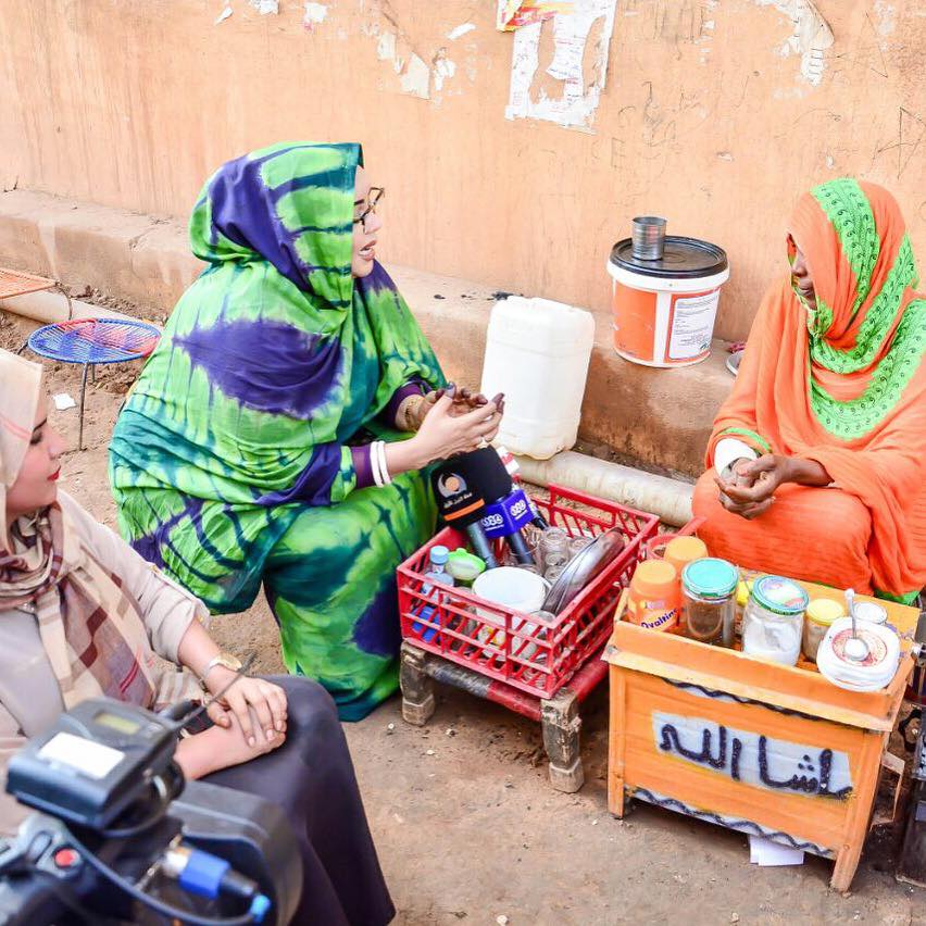 وسائل الإعلام السودانية تهتم بمبادرة الفنانة ندى القلعة التي تدعم من خلالها بائعات الشاي