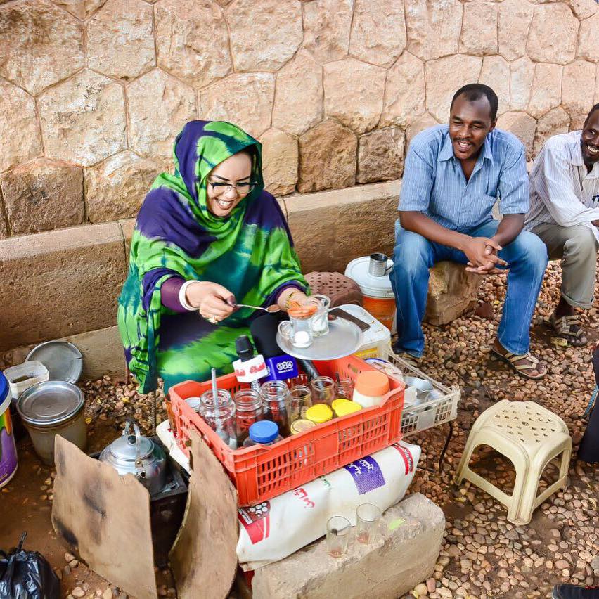 وسائل الإعلام السودانية تهتم بمبادرة الفنانة ندى القلعة التي تدعم من خلالها بائعات الشاي