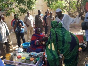 ندى القلعة في حملة دعم بائعات الشاي