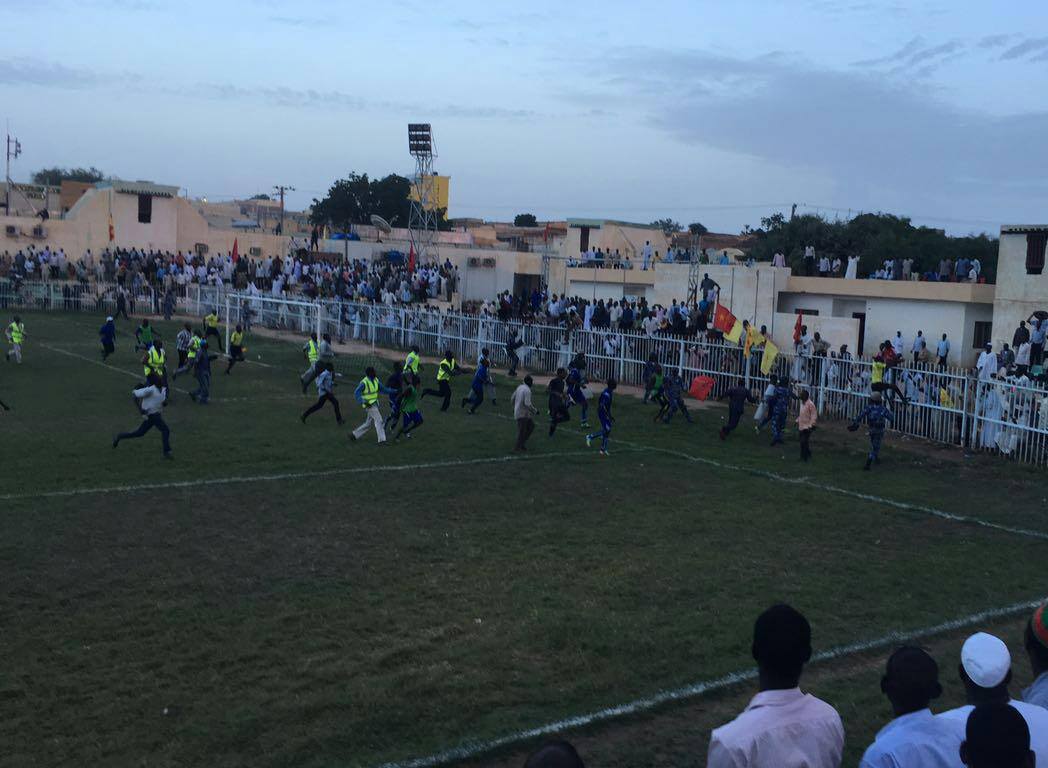 بالصور..أحداث مؤسفة بالدوري السوداني..لاعبو هلال كادوقلي يطاردون حكم المباراة للاعتداء عليه والحكم يفر هارباً ويقفز فوق السور ليحمي نفسه 2 بالصور..أحداث مؤسفة بالدوري السوداني..لاعبو هلال كادوقلي يطاردون حكم المباراة للاعتداء عليه والحكم يفر هارباً ويقفز فوق السور ليحمي نفسه