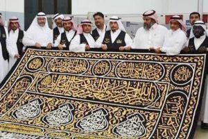 بالصورة.. تغييرات في ثوب الكعبة الجديد 2 2-105